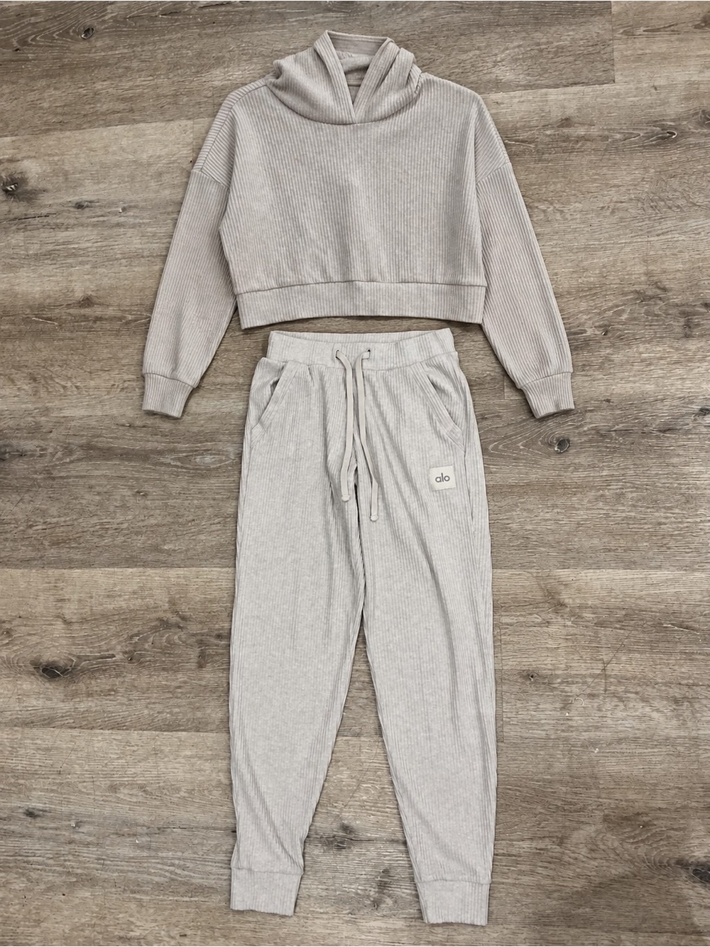 Alo Yoga Muse Ribbed Knit Loungewear Set Cropped Hoodie Joggers Heather Gray XS